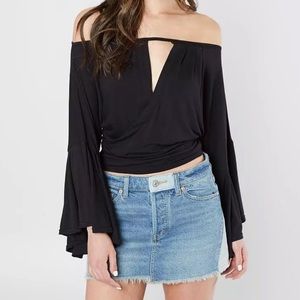 Solid cut-out surplice pleated top
Ruffle bell sleeves

STYLE OB790218 |